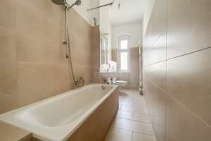 ALTBAUCHARME MIT POTENZIAL: 2-ZIMMER-WOHNUNG MIT BALKON IM 4.OG IN WILMERSDORF I PROVISIONSFREI – Mecklenburgische Straße 87/88, 10713 Wilmersdorf, Berlin – Vorschaubild 13