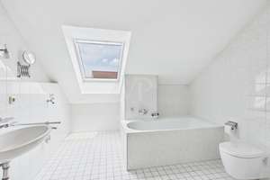 Charmante Dachgeschosswohnung mit Balkon & Loggia – Die vollständige Adresse der Immobilie erhältst du vom Anbieter., 86343 Königsbrunn – Vorschaubild 5