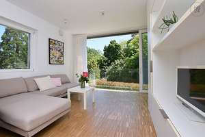 Modern möblierte Wohnung mit großer Fensterfront und Blick ins Grüne in Stuttgart Weilimdorf