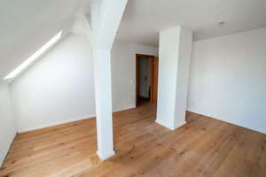 Elegante 4-Zimmer-Dachgeschosswohnung mit Charme – Lichtdurchflutet in Esslingen – Die vollständige Adresse der Immobilie erhältst du vom Anbieter., 73728 Innenstadt, Esslingen am Neckar – Vorschaubild 5