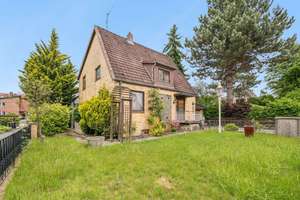 Charmantes Einfamilienhaus mit großzügigem Grundstück und Pool in stadtnaher Lage von Braunschweig! – Die vollständige Adresse der Immobilie erhältst du vom Anbieter., 38116 Lehndorf-Watenbüttel, Braunschweig – Vorschaubild 2