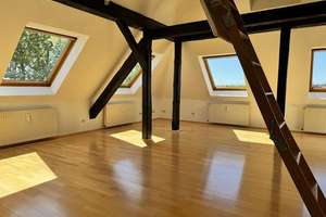 Moderne DG-Wohnung 98 qm, luftiges Wohnzimmer