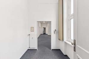 Großzügige Altbaueinheit mit sehr hohen Decken und Entwicklungspotenzial in ruhiger, zentraler Lage – Die vollständige Adresse der Immobilie erhältst du vom Anbieter., 10777 Schöneberg, Berlin – Vorschaubild 11