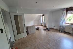 Großzügige Wohnung mit ausgebautem Dachgeschoss