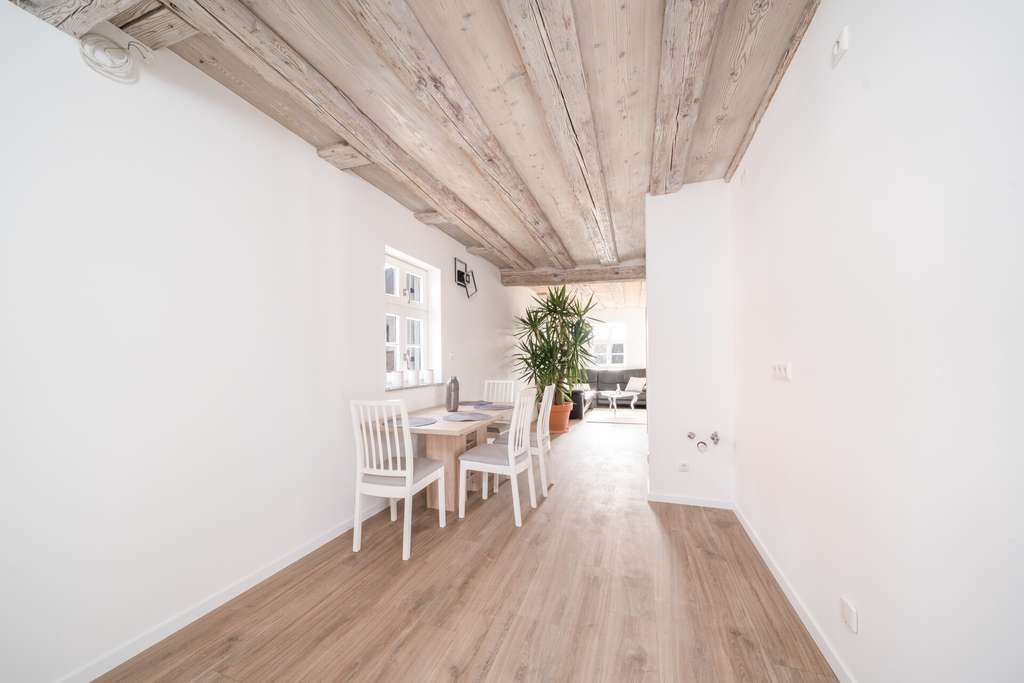 Immobilie in Aurachtal - Hochwertig kernsanierte 2-Zimmer-Wohnung im 1. OG mit Balkon und historischem Charakter für den Selb - Bild 1