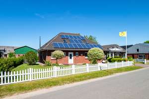 Guter Grundriss, viel Platz und naturnah: Dieses Einfamilienhaus ist Wohnen im Norden pur. – Die vollständige Adresse der Immobilie erhältst du vom Anbieter., 25855 Haselund – Vorschaubild 4