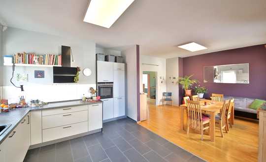 Großzügige 4-Zimmer-Wohnung mit 3 Balkonen, Garage und moderner Ausstattung in zentraler Stadtlage