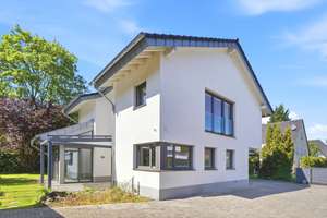 Krefeld-Uerdingen! Stilvolles Familiendomizil mit hochwertigster Ausstattung und Südgarten! – Die vollständige Adresse der Immobilie erhältst du vom Anbieter., 47829 Uerdingen, Krefeld – Vorschaubild 2