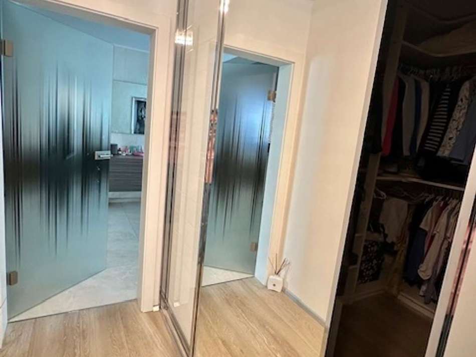 Blick zur Ankleide und Bad EG