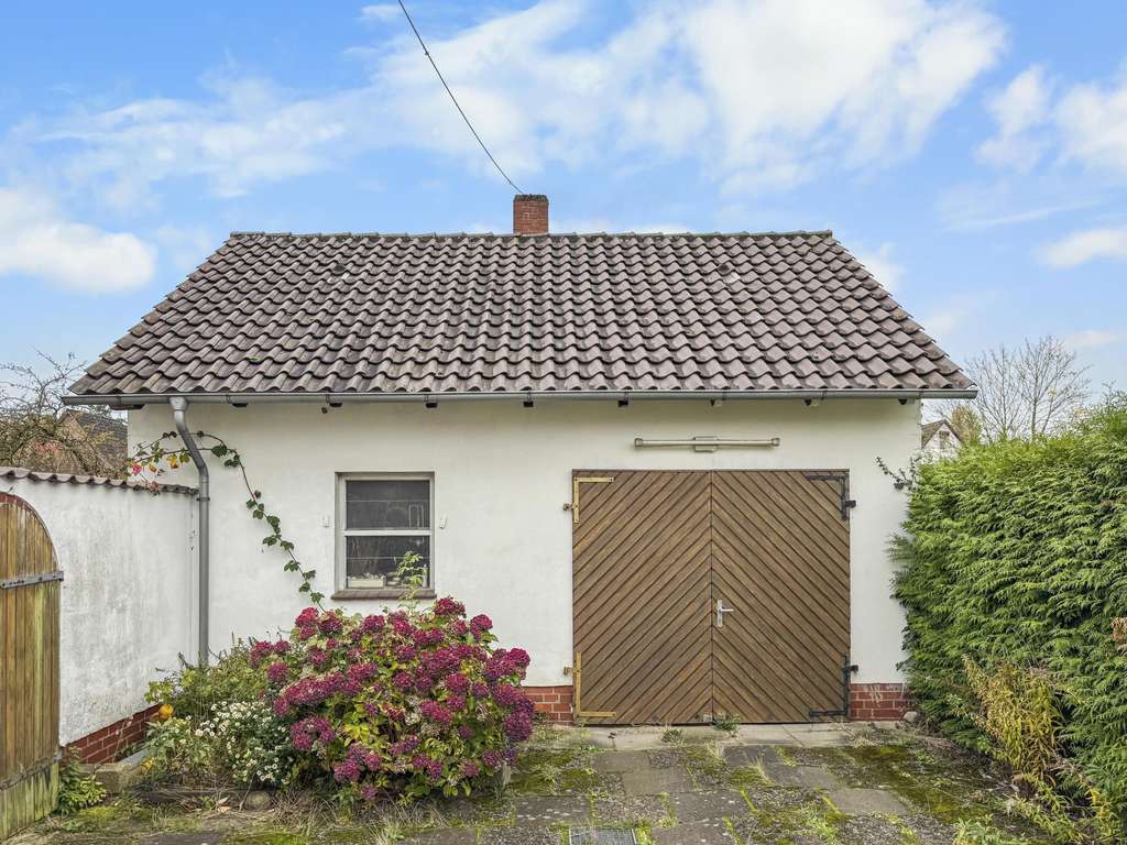 Immobilie in Uetze - Vielseitig nutzbares Ein- oder Zweifamilienhaus mit Garage und großem Grundstück in Dedenhausen - Bild 2