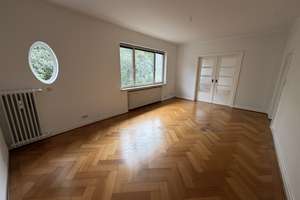 Stilvolle 4-Zimmer-Altbauwohnung mit Balkon in ruhiger Lage 