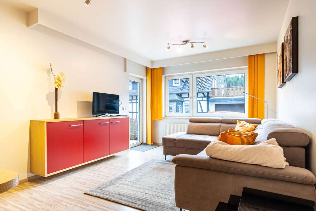 Immobilie in Winterberg - Vielseitiges Mehrfamilienhaus mit vier Wohneinheiten als attraktive Kapitalanlage - Bild 1