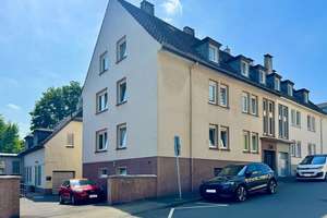 Mehrfamilienhaus mit großem Hintergebäude und Hofflächen für mehrere PKW