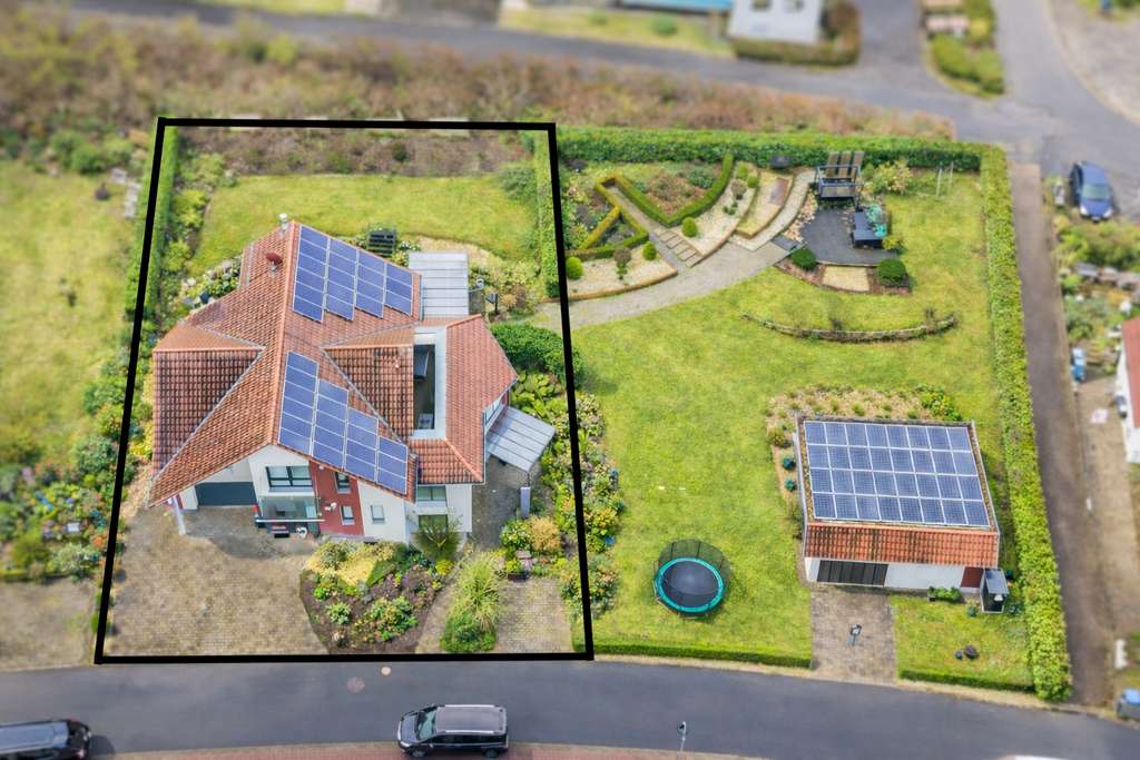 Immobilie in Hofbieber - Exklusives Wohnen in bester Lage von Hofbieber – EFH mit Einliegerwohnung & Photovoltaik - Bild 2