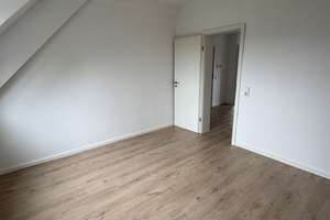 Möblierte Dachgeschosswohnung in Köln Humboldt – Perfekte Lage für Singles, Paare oder 2er-WG – Feldbergstraße 13, 51105 Humboldt/Gremberg, Köln – Vorschaubild 1