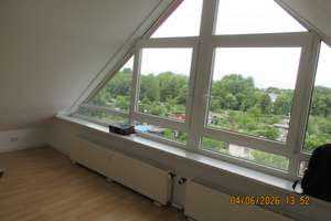 4 Zimmer Dachgeschosswohnung mit 2 Bädern, EBK und Balkon