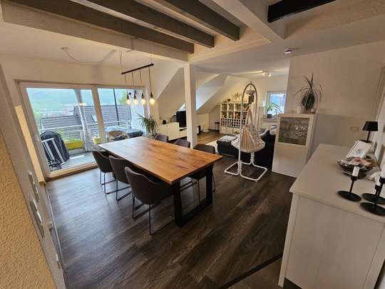 Exklusive 3-Zimmer-Dachgeschosswohnung (ca. 82 qm Grundrissfläche) mit Balkon in top gepflegtem MFH