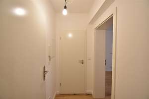 OBK - Terrasse mit Blick ins Grüne! Sanierte 2-Zi-Whg im Souterrain  – Schorlemerstraße 2, 40549 Oberkassel, Düsseldorf – Vorschaubild 2