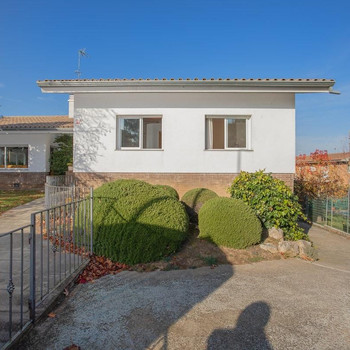 Chalet zum Verkauf in Fornells de la Selva mit 4 Schlafzimmern und einem großen Garten