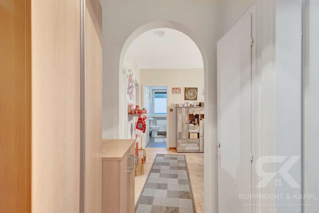 Immobilie in Weiden in der Oberpfalz - Solide Kapitalanlage: Vermietete 4,5-Zimmer-Erdgeschosswohnung mit Balkon und Stellplatz in Weiden - Bild 3