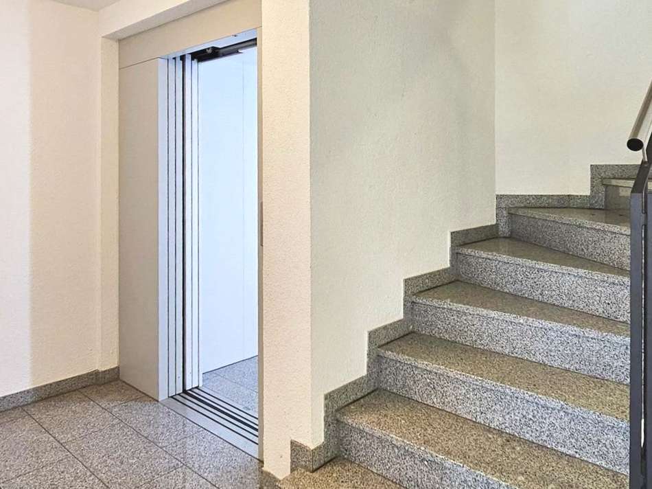 Treppenhaus mit Aufzug