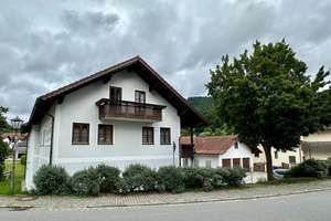 Platz für Familie, Mieter oder Ideen: 3 Wohnungen + Ladengeschäft + Gewerbe auf großem Grundstück – Die vollständige Adresse der Immobilie erhältst du vom Anbieter., 94375 Stallwang – Vorschaubild 3