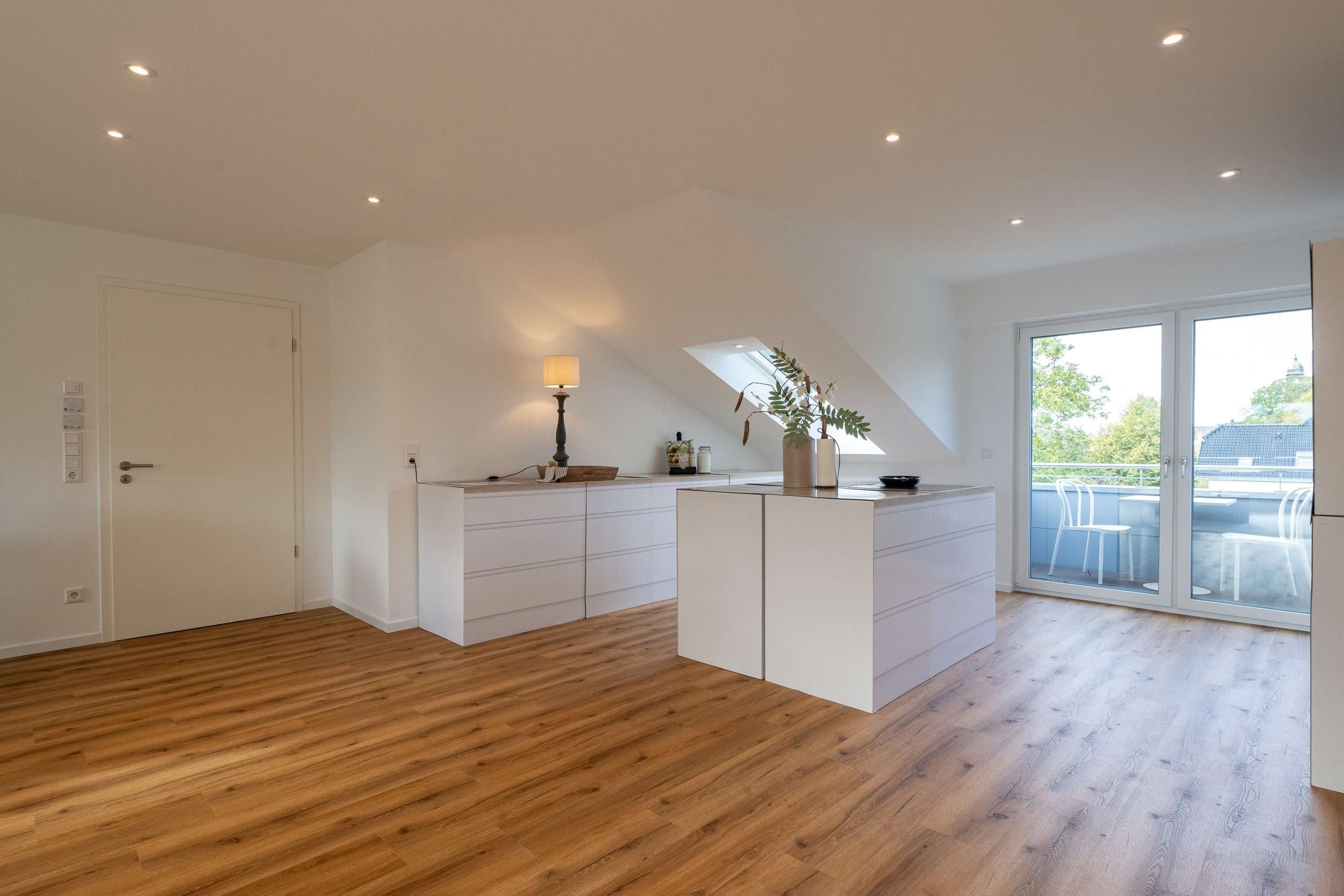 Immobilie in Friedrichstadt - Exklusive KfW-55 Dachgeschoss-ETW in bevorzugter Wohnlage mit 2 Balkonen und Stellplatz - Bild 9