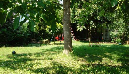 Bild von 6 Familienhaus mit 18 Zimmern und 4 Garagen auf großem Grundstück  in Frankfurt-Niederursel