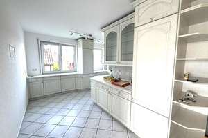60437 Frankfurt (Nieder-Erlenbach), Maisonette Wohnung, Wfl. ca.130m²,4Zi,EBK,2Bä, 2 Balk, Stellpl. – Die vollständige Adresse der Immobilie erhältst du vom Anbieter., 60437 Nieder-Erlenbach, Frankfurt am Main – Vorschaubild 4