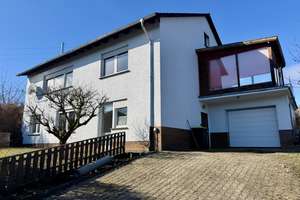 Wohnen mit Weitblick: Einfamilienhaus mit Einliegerwohnung in Knüllwald! Keine Käuferprovision! – Knüllweg 6, 34593 Knüllwald – Vorschaubild 2