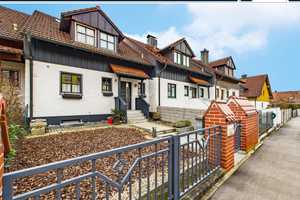 Charmantes Reihenmittelhaus mit Wintergarten, Einliegerwohnung und unverbaubarem Blick in Altdorf – Landshut (Kreis) – Vorschaubild 1