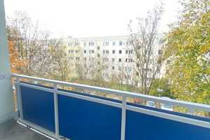 //  Gemütliche 4-RW * sonniger West-Balkon * Tageslichtbad mit Wanne * ideal für Familien \\ – Förderstedter Str. 94, 39112 Magdeburg – Vorschaubild 1