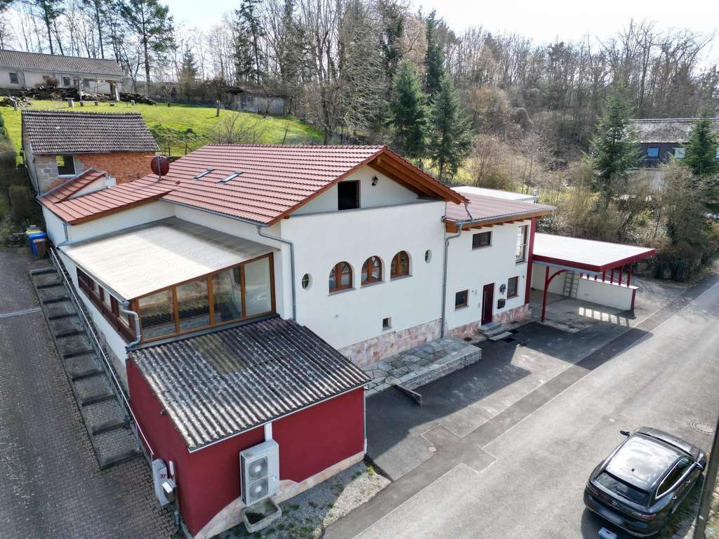 Immobilie in Kirchheim - Stilvoll kernsaniertes Anwesen mit Gästehaus, großem Grundstück und traumhafter Aussicht - Bild 2