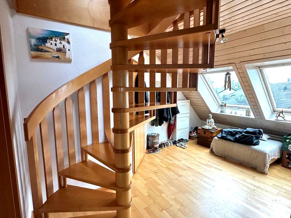 Treppe zum 2. DG links