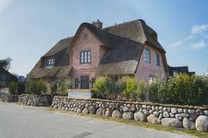 Neubau von reetgedeckten Haushälften mit jeweils einem eigenen Garagenplatz in Wenningstedt – Die vollständige Adresse der Immobilie erhältst du vom Anbieter., 25996 Wenningstedt-Braderup (Sylt) – Vorschaubild 3