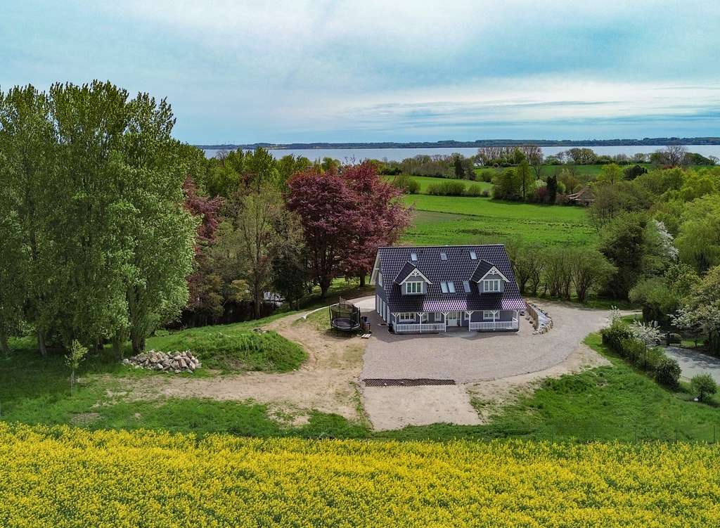 Immobilie in Waabs - Wo Träume ein Zuhause finden… Schwedenhaus mit großzügigem Grundstück nahe der Ostsee - Bild 1