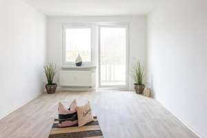 2-Raum-Erdgeschosswohnung mit Balkon nahe Parkanlage – Altenhainer Str. 36, 9126 Bernsdorf, Chemnitz – Vorschaubild 1