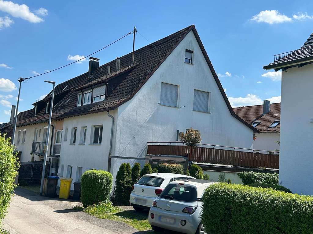 3-Familiendoppelhaushälfte in top Lage!                 
Eine Wohnung sofort beziehbar!