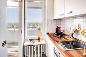 Komplett renoviertes möbliertes helles Apartment mit Loggia, Panoramablick & Pool zur Mitbenutzung – Drygalski-Allee 118, 81477 Solln, München – Vorschaubild 3