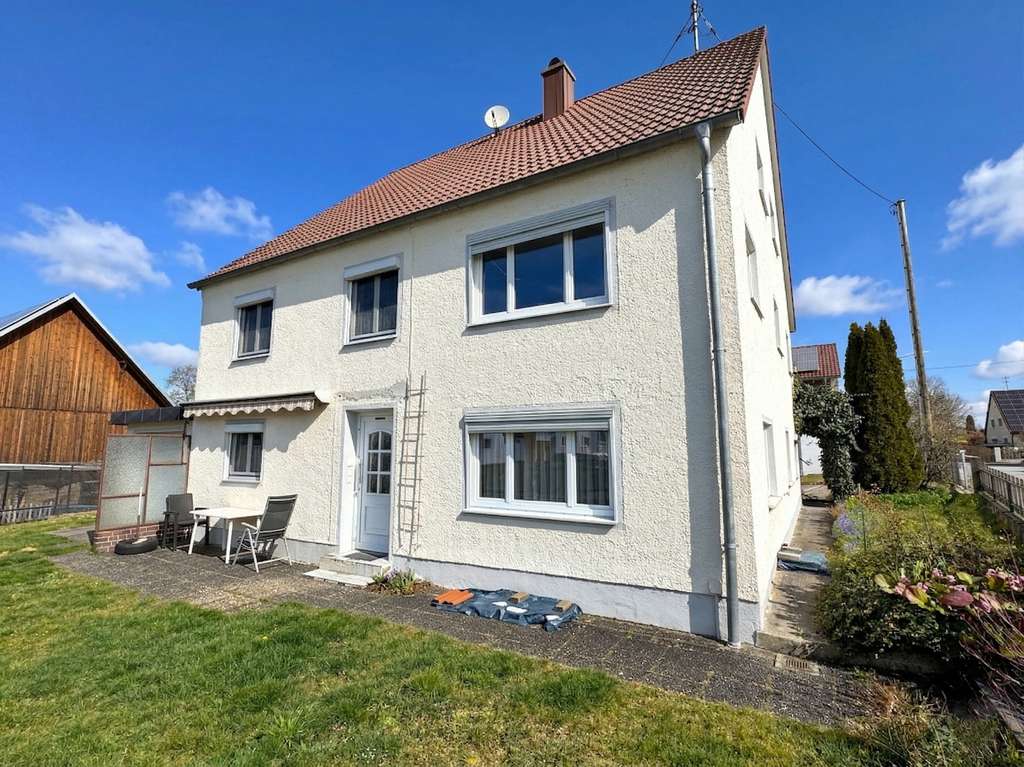 Immobilie in Deisenhausen - Einfamilienhaus mit zwei Wohnungen und Ausbaupotenzial - Bild 1