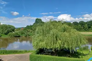 Wohnen direkt am Wasser: Charmanter Altbau direkt an der Weser – Krämerstraße 15, 34399 Kassel (Kreis) – Vorschaubild 1
