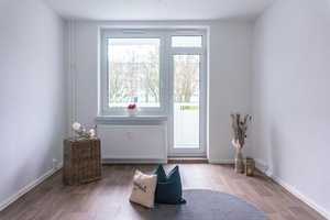 Familienfreundliche 3-Raum-Wohnung mit Balkon – Ernst-Enge-Str. 15, 9127 Chemnitz – Vorschaubild 1