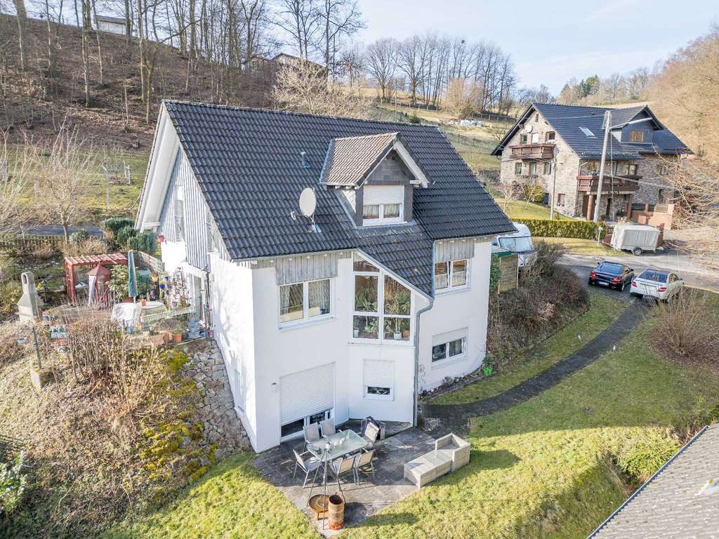 Immobilie in Reichshof - Vielseitiges Einfamilienhaus mit Einliegerwohnung in naturnaher Lage von Reichshof-Brücherm - Bild 0