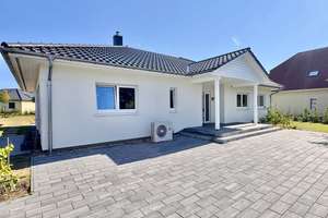 Jetzt Miete möglich! Winkelbungalow 5 km bis Neubrandenburg, Baujahr 2022, Doppelgarage, EBK,Carport – Die vollständige Adresse der Immobilie erhältst du vom Anbieter., 17039 Sponholz – Vorschaubild 28