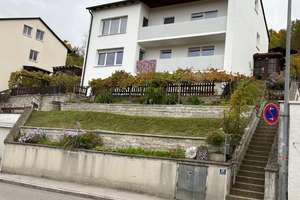 Zweifamilienhaus mit Einliegerwohnung und zwei Garagen – Kipfenbergerstr. 16, 85072 Eichstätt – Vorschaubild 1