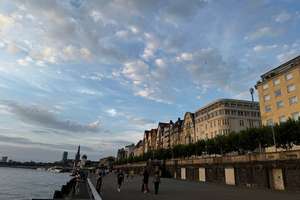 Provisionsfrei* Golzheim - wegen Auswanderung direkt vom Eigentümer sanierte 4 Zi-Wohnung mit hochwe