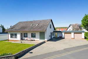 Wohlfühlen mit Platz und Sonne – Familienhaus mit großem Garten – Die vollständige Adresse der Immobilie erhältst du vom Anbieter., 97268 Kirchheim – Vorschaubild 2