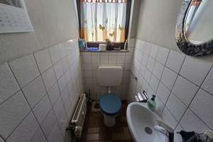 Gepflegtes Zweifamilienhaus auf großem Grundstück mit zwei Garagen – Die vollständige Adresse der Immobilie erhältst du vom Anbieter., 74417 Gschwend – Vorschaubild 6