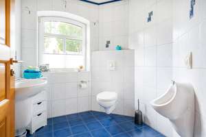 Exklusives Wohnen mit Gewerbepotenzial – 217 m² Wohnhaus + 250 m² Halle – Die vollständige Adresse der Immobilie erhältst du vom Anbieter., 26487 Blomberg – Vorschaubild 26