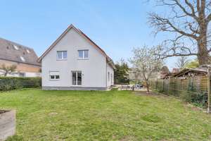 Family happiness in Zehlendorf near JFK School: Energy-efficient detached house on a sunny plot – Die vollständige Adresse der Immobilie erhältst du vom Anbieter., 14167 Zehlendorf, Berlin – Vorschaubild 2